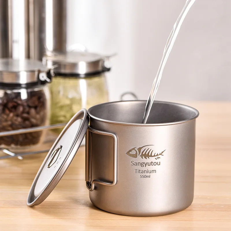 كوب قهوة من التيتانيوم النقي بمقبض قابل للطي للتخييم في الهواء الطلق، كوب ماء للسفر والنزهات، خفيف الوزن ومدمج ومتعدد الأغراض