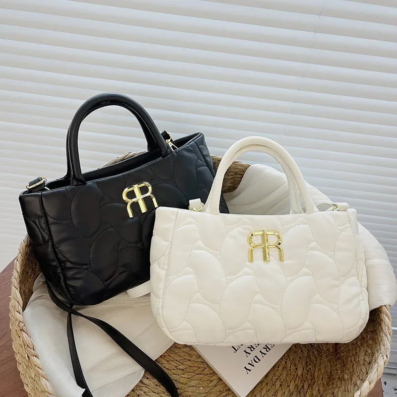 

Это Must-Have 2025! Шикарная квадратная сумка с ремешком-цепочкой, поднимает любой наряд — ваш аксессуар для любого случая