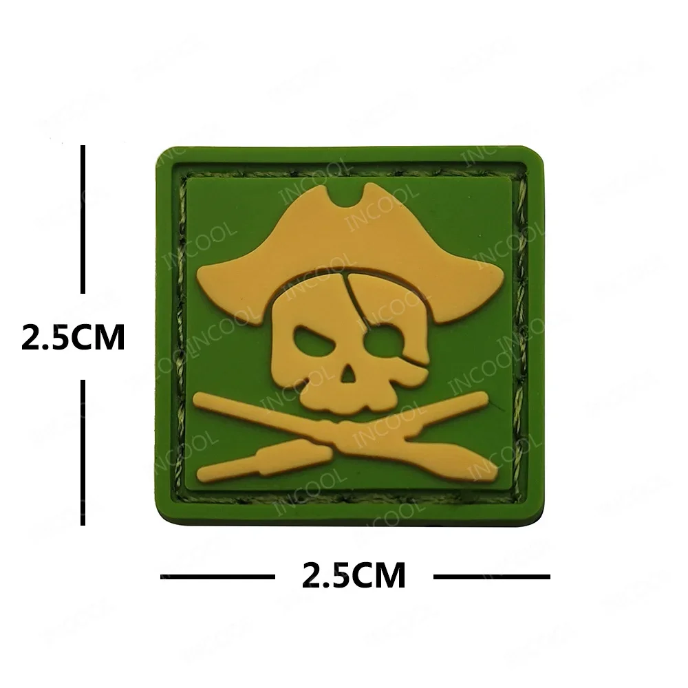 3D PVC Pirate Skull Gun Patch Square Waterproof Rubber Badges Hook Back 2.5CM Mini Size Patches For Backpack Clothing Vests Hat