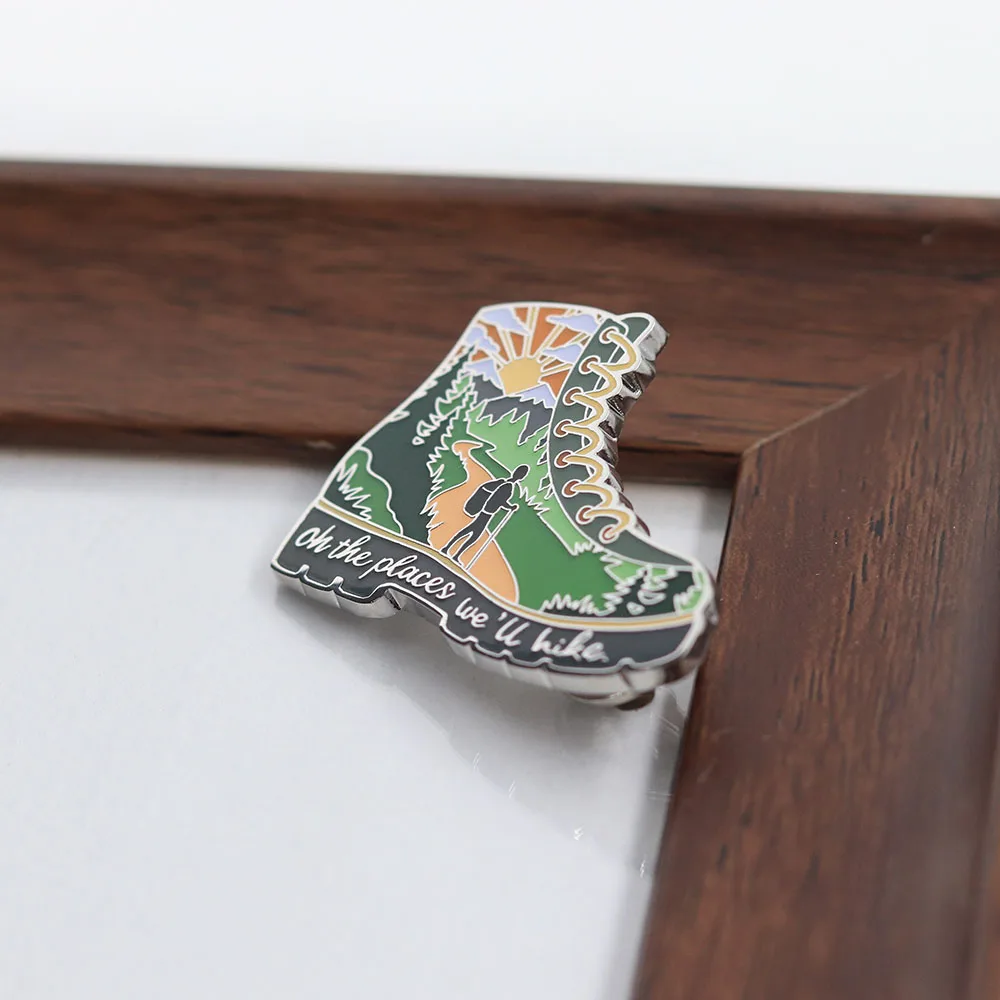 Wanderstiefel-Emaille-Pin: Oh, die Orte, an denen wir wandern werden – Outdoor-Abenteuer-Reversbrosche, Natur-Berglandschaft-Abzeichen für Rucksack und Kleidung