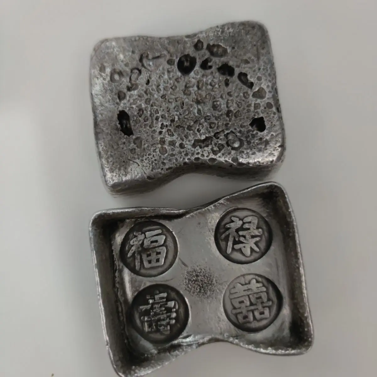Fulushou Xi tilted his head and waist to weigh  ruler, silver ingot antique silver ingot weighing 300 grams