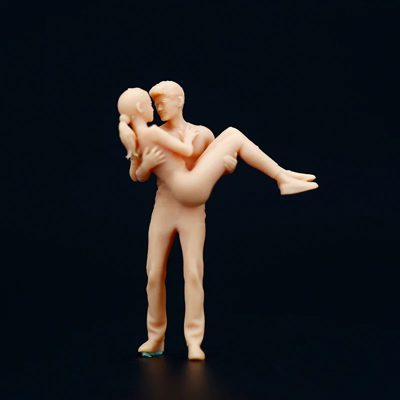 1:64 Lovers Couple Embrace Kiss Princess Hug Miniature Sand Table Villain Scene White Model Need To Be Colored By Yourself