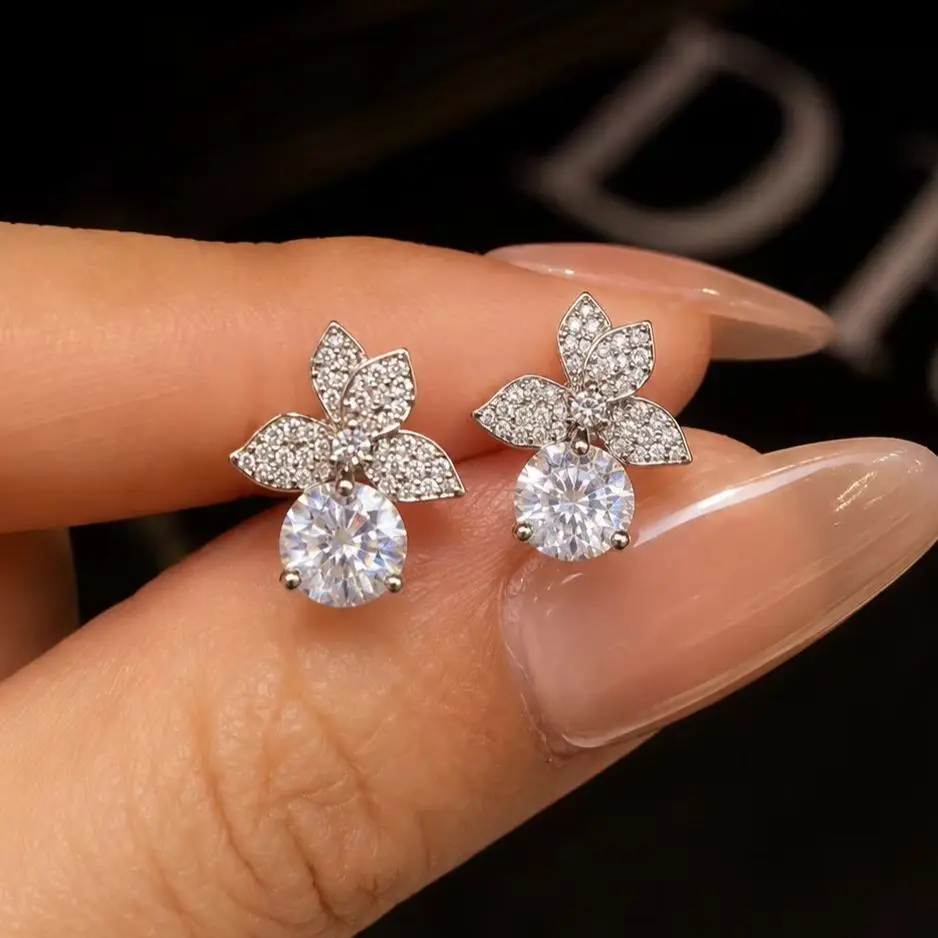 Ein Paar 925er-Silber-Ohrringe mit 2 Karat (jeweils) Moissanit-Steinen in Blumenform für Damen – geeignet für Partys, als Geschenk und für den täglichen Gebrauch. – Detail 4