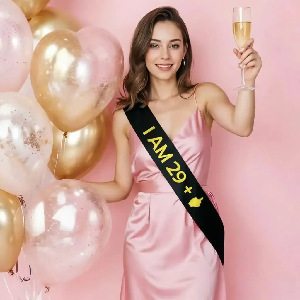 �I AM?+1“-Schärpe, lustige Geburtstagsschärpe für Männer und Frauen, Geburtstagsgeschenke, Partydekorationen, schwarze Schärpe mit goldglitzerndem Schriftzug – Detail 13