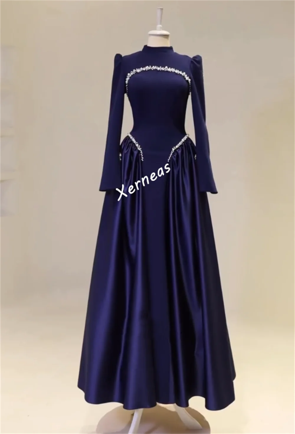 تخصيص Charmeuse الديكور الطية عالية الياقة ألف خط فساتين طويلة مناسبة مخصصة بريق المرأة مساء ثوب الحزب الكلاسيكي