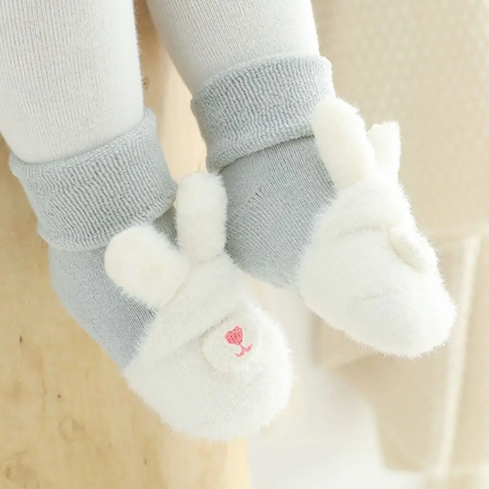 Modne zimowe skarpetki dziecięce, ciepłe, grube skarpetki dla dzieci, urocze, miękkie skarpetki antypoślizgowe z kreskówkami do chodzenia po podłodze.