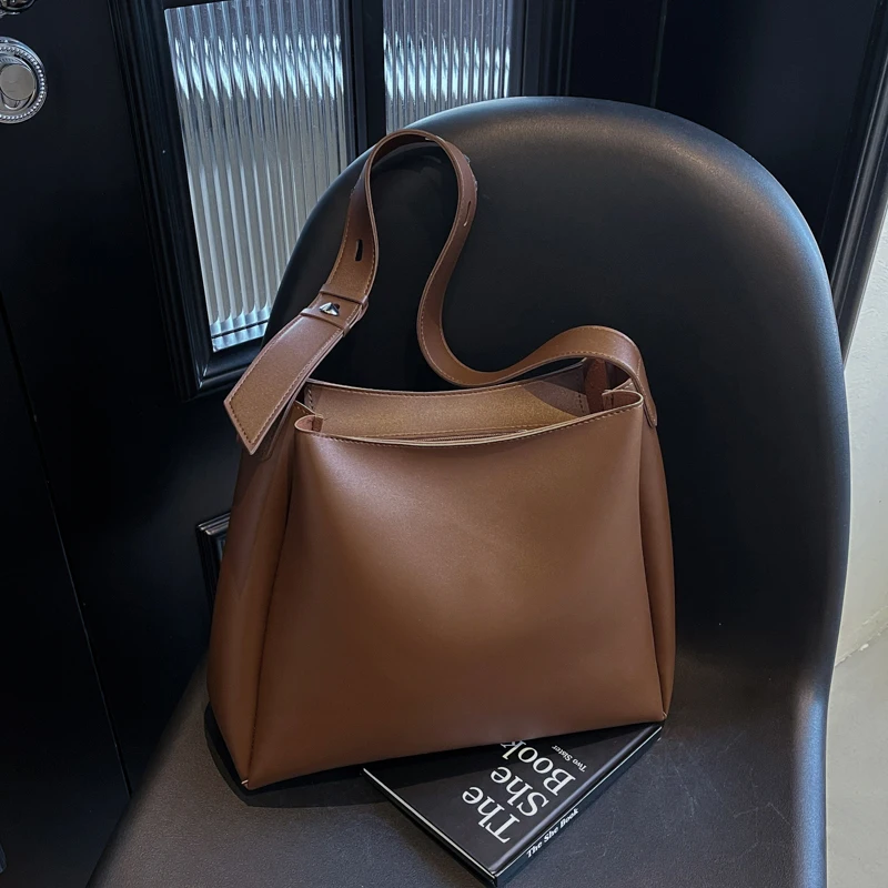 

Универсальная женская сумка: кроссбоди, на плечо, мессенджер, тоут. Кожаная, классическая, элегантная, люксовая, брендовая, модная.