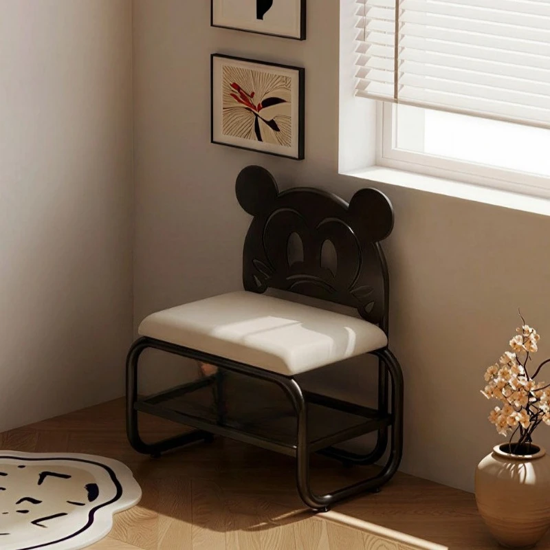 Change shoes,at the door of the home is integrated into the home, and  shoe cabinet is stool when entering