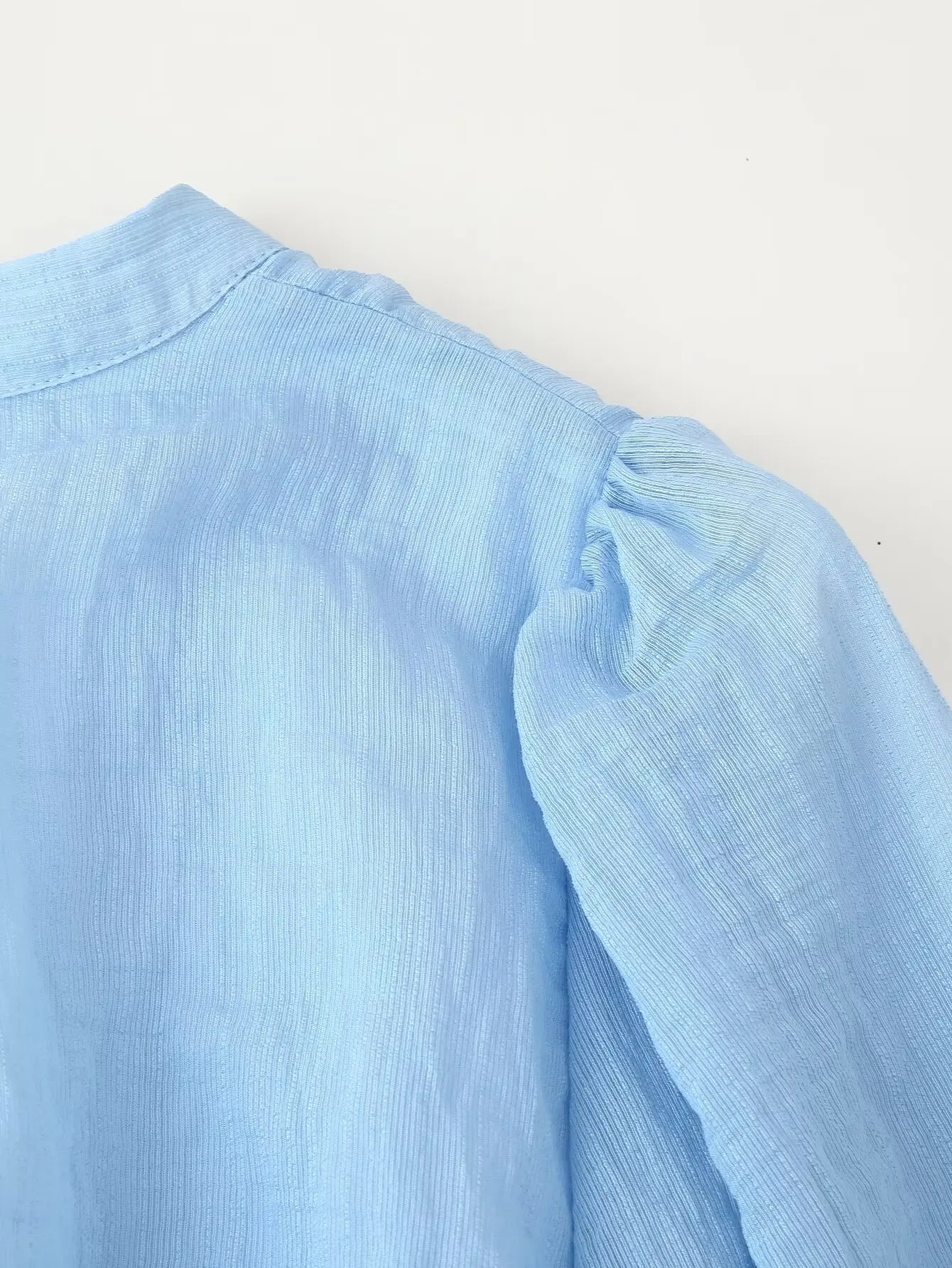 PB&ZA2025 Verão novo vestido casual simples feminino com cinto em camadas decoração vestido com decote em V