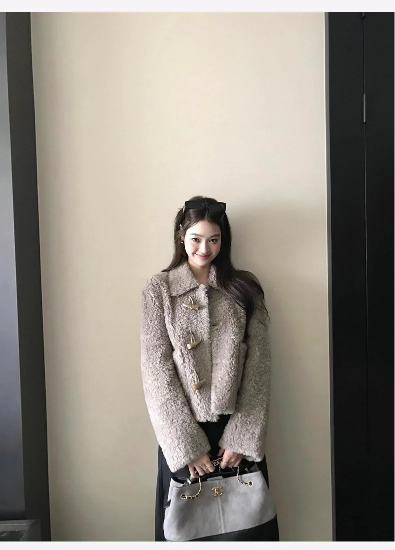 Short Cow Horn Button 100 Sheep Fur Grass Coat for Women In Autumn and Winter 2025 Lamb Fur Jacket