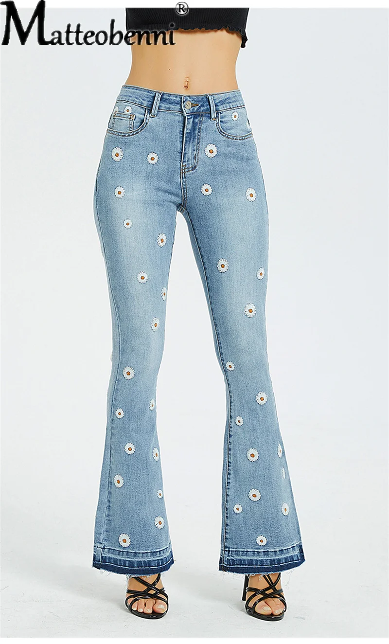 

Women Daisy Embroidery Flare Jeans Push Up Denim Pants Ladies Vintage Mid Waist Street Casual Stretch Skinny Mom Jean Slim Femme