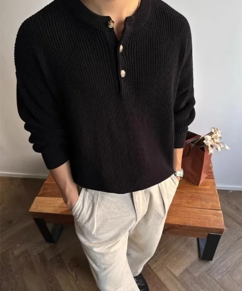 Herren-Pullover mit Henley-Kragen, geripptem Strickmuster, einfarbig schwarz, mit Knöpfen, langärmelig, für Herbst und Winter, lässiger, lockerer Schnitt, strukturierte Strickware. – Detail 9