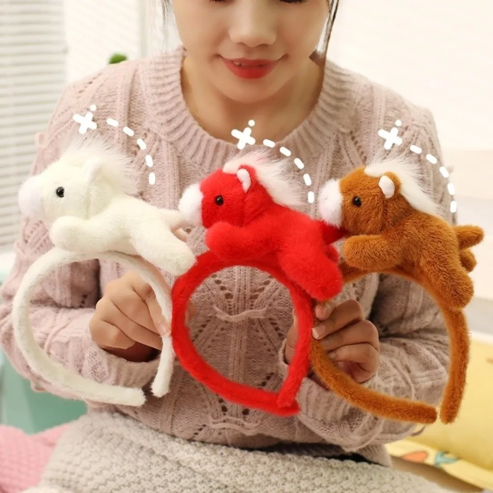 الكرتون الحصان الشعر هوب التميمة المهر 2026 السنة الجديدة عقال بلون السنة الجديدة خوذة تأثيري لوازم