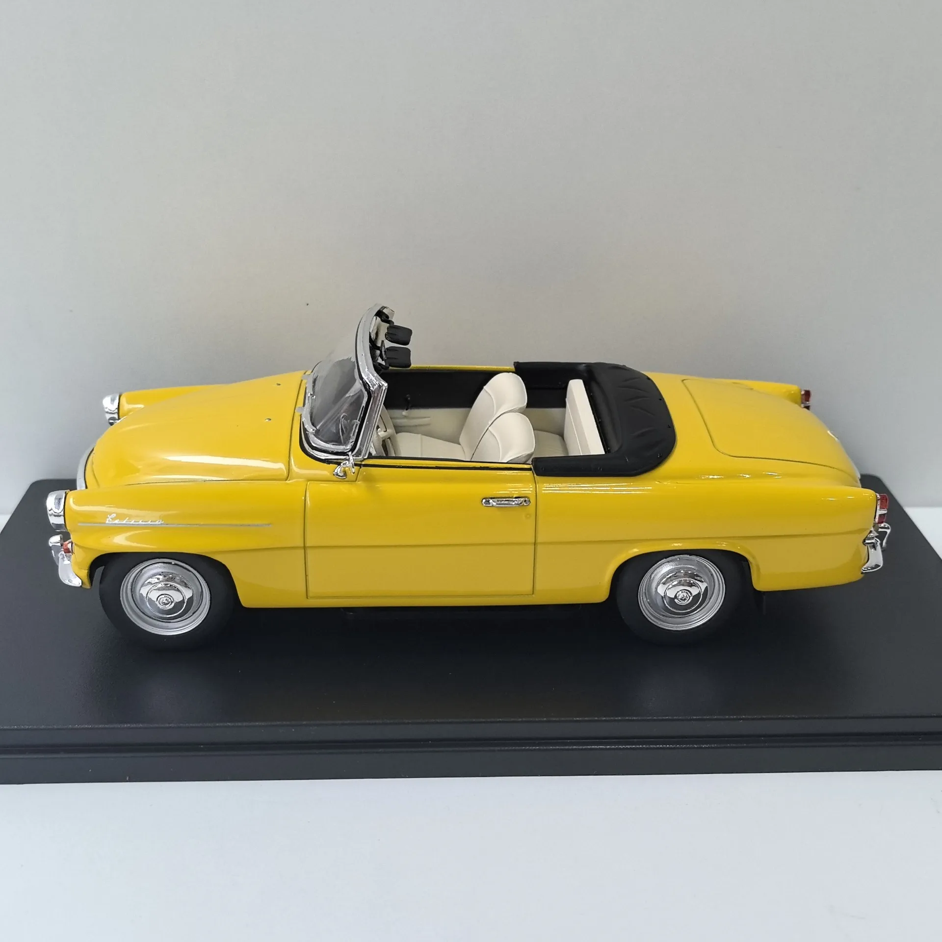 Diecast WHITEBOX 1/24 Scale SKODA FELICIA Convertible Alloy Car Model Collectible Toy Gift Souvenir Display Ornament