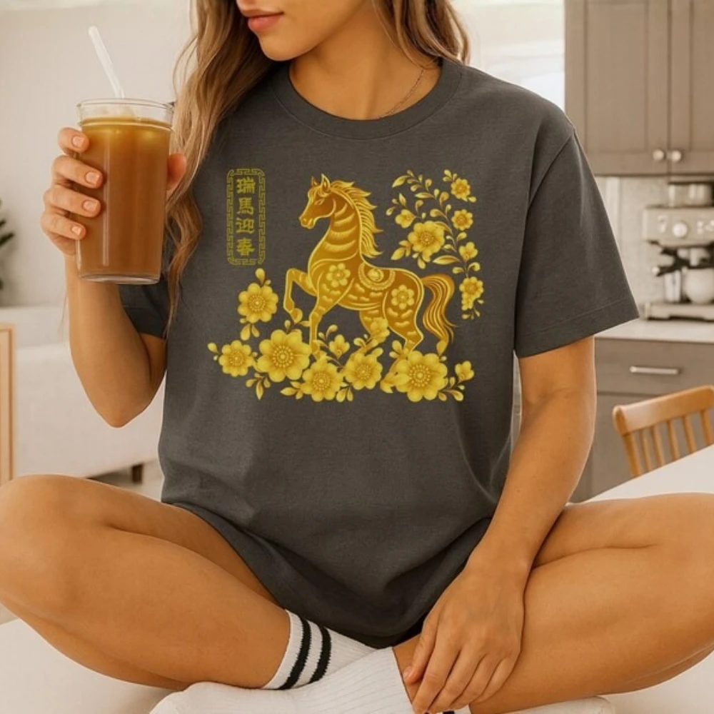 Año del caballo 2026 camisa Unisex Año Nuevo Chino 2026 camiseta Año Nuevo Lunar caballo Zodíaco camiseta Festival Asiático dragón linterna regalo
