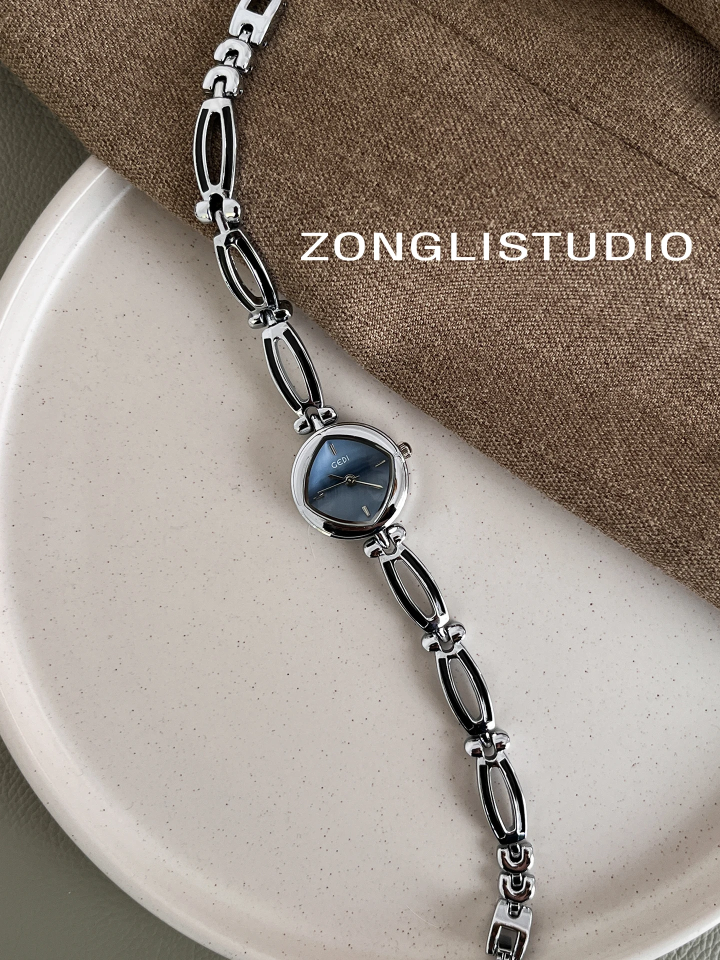 

Luxury design, sophisticated women's watch, stylish, simple, elegant, versatile, and exquisite – a perfect item for women.