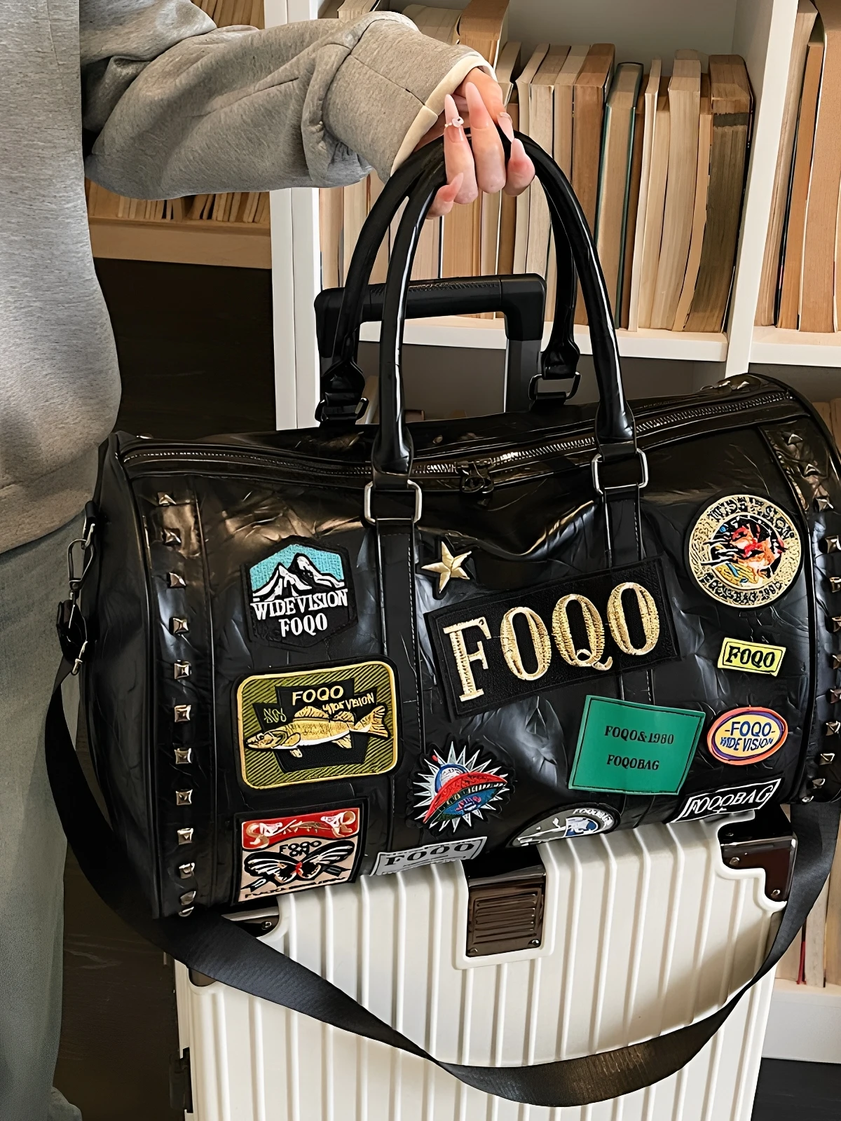 fashionable-embroidered-large-capacity-fitness-bag-short-trip-travel-handbag-unisex-lightweight-portable-luggage-bag