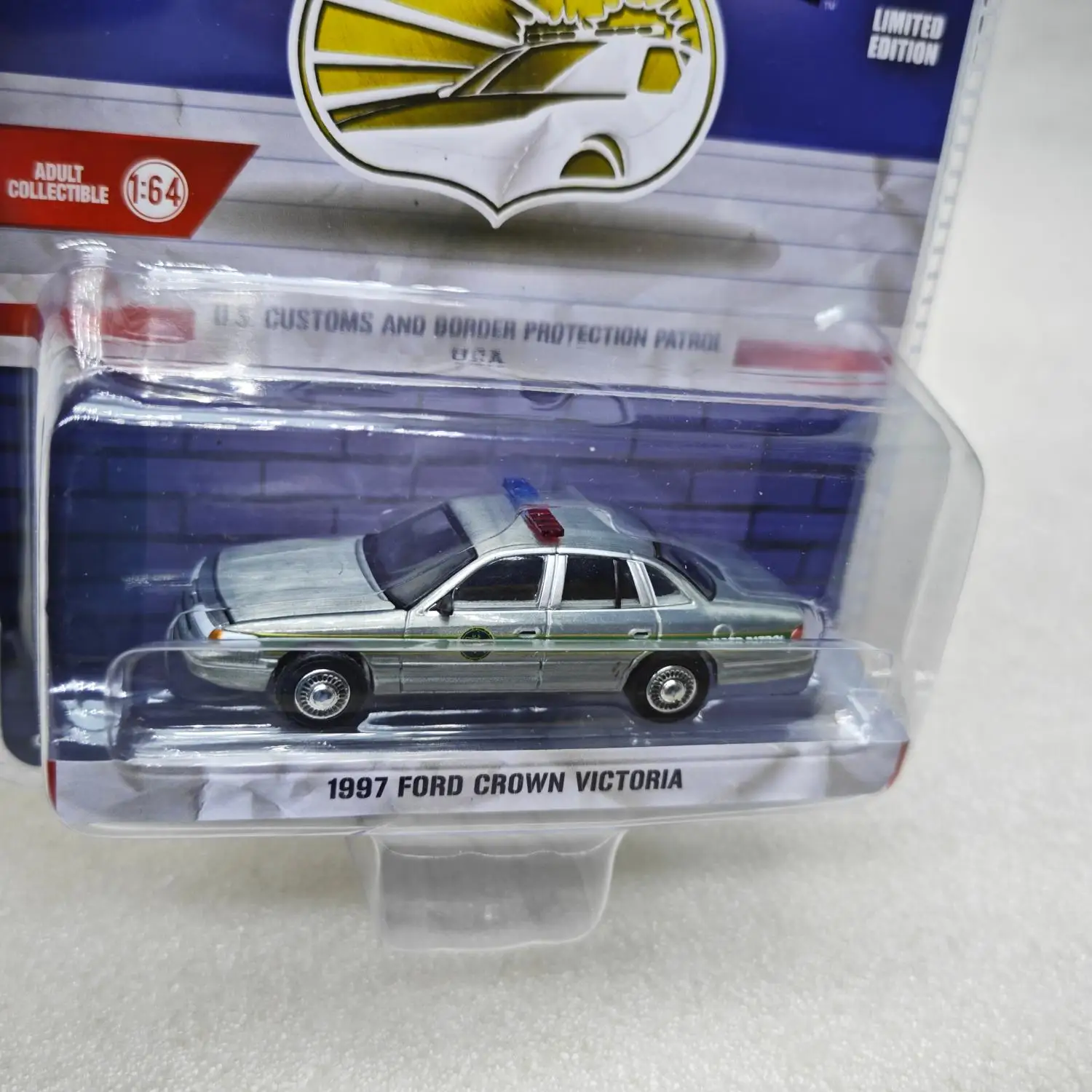 

1:64 Greenlight 1997 Ford Crown Victoria, Varnish Car Vehicles Model Diecast Toy Travel Trailer Car Model Simulation