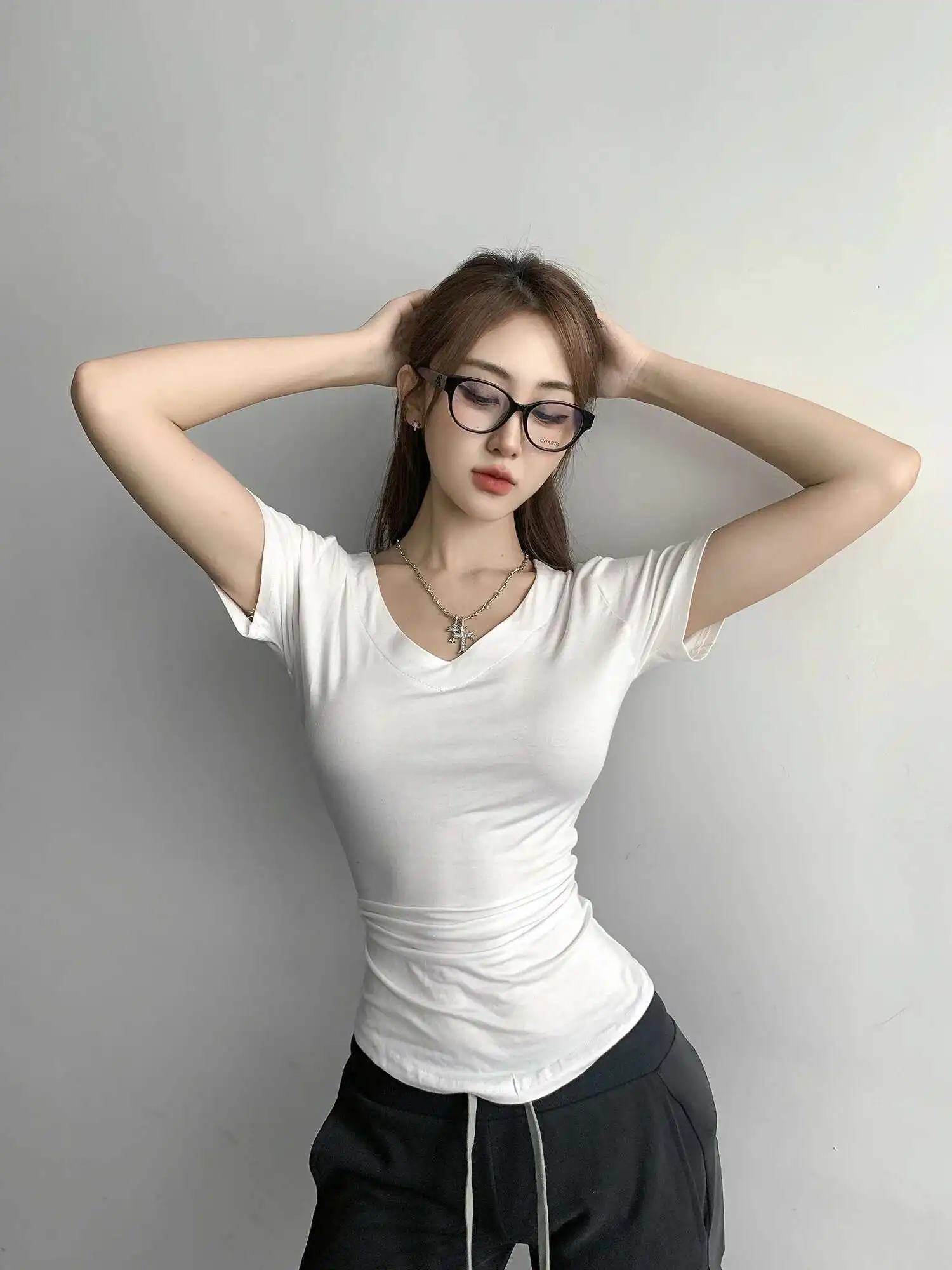 

2024 Summer Spicy Girl White Irregular V-neck Waist Cinched Short Sleeved T-shirt Design Sense Slim Mid Length Style Top JJZS