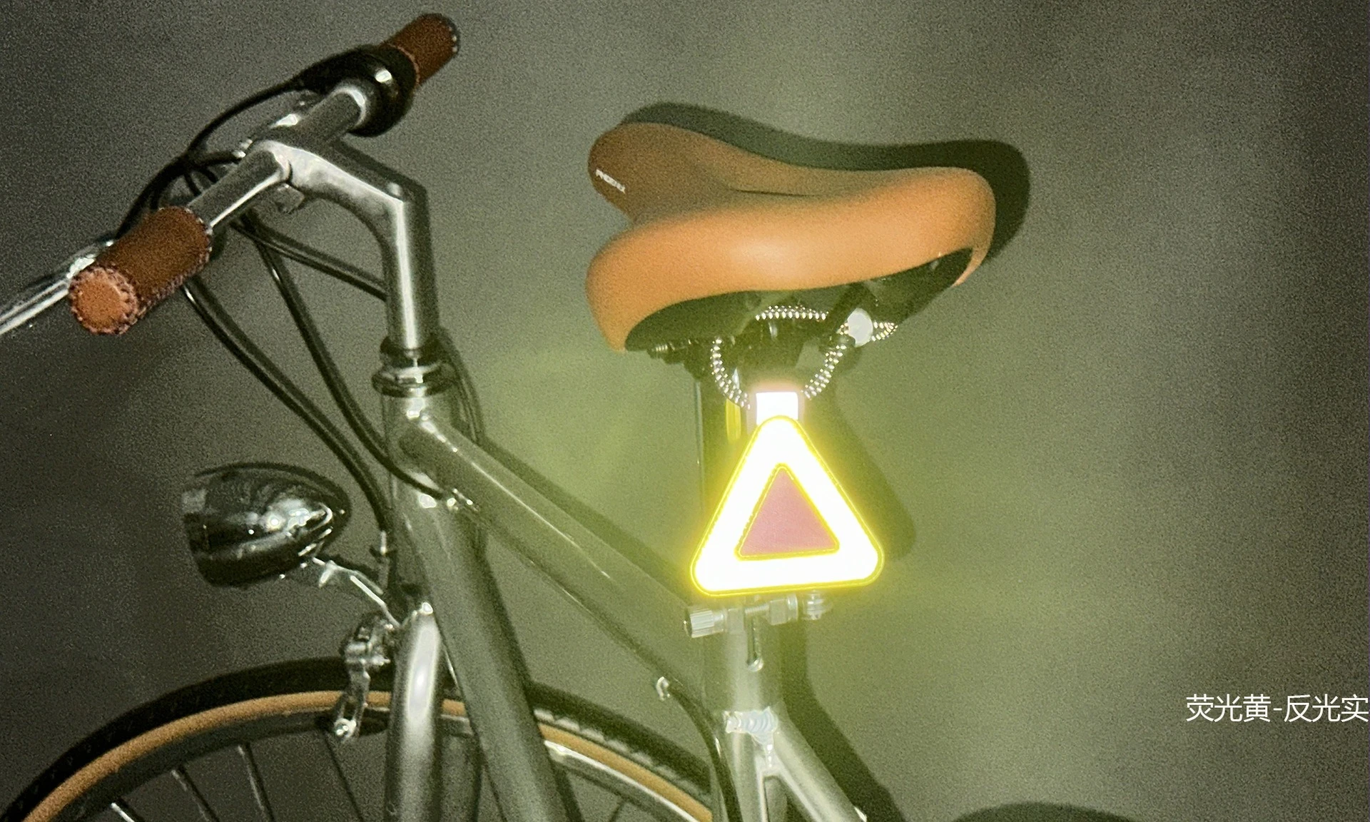 Multifunktionales elastisches reflektierendes Dreiecksschild, Fahrradsattel-Hängereflektor, Sicherheitswarnetikett für Nachtfahrten zur Sicherheit. – Detail 13