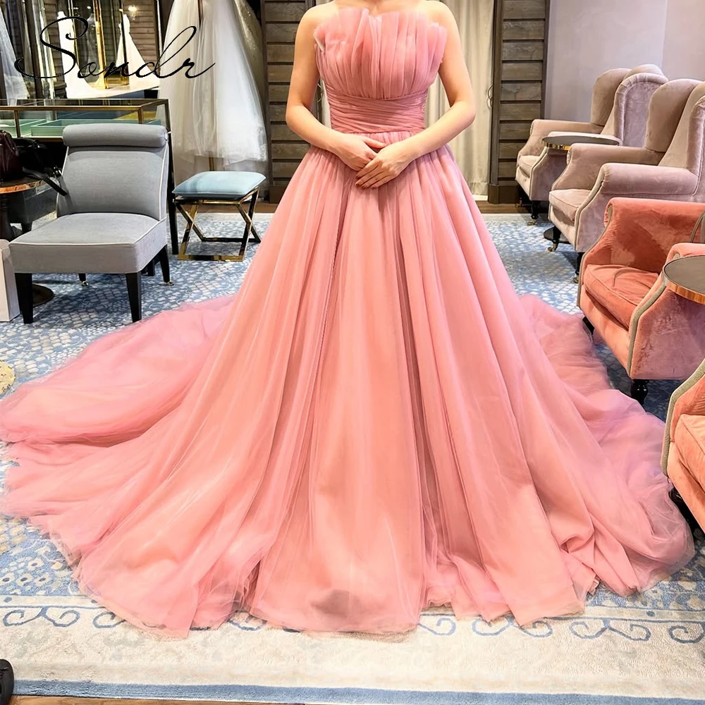 Lange sleep Luxe trouwjurken met lange sleep Zachte tule Strapless Luxe bruiloftsjurken Aangepaste jurk Speciale gelegenheid