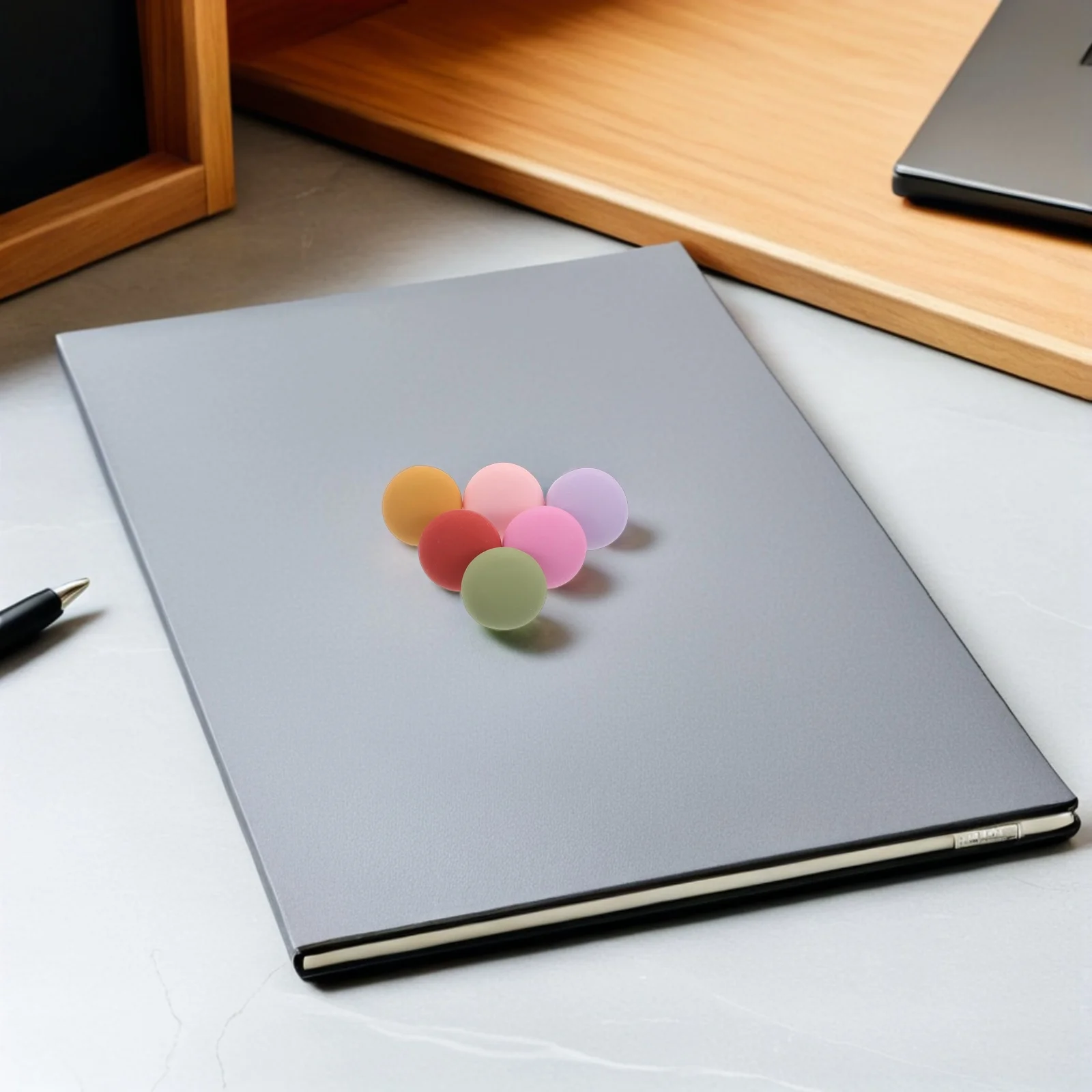 30 pz Macaron Puntine Opache Mezza-Rotonda Puntine Per Il Sughero Bordo In Resina Decorativa Ufficio Puntine Mappa Colorata Spilli Riutilizzabili