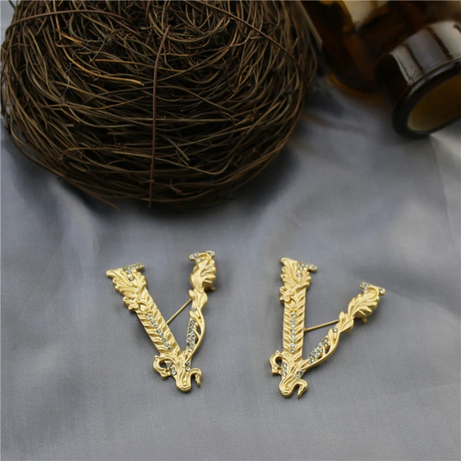 Vintage Palace V letters Brooches Pins For Women Men Crystal Matte Badges Classic High Quality Accessories Unisesx Baroque Pin