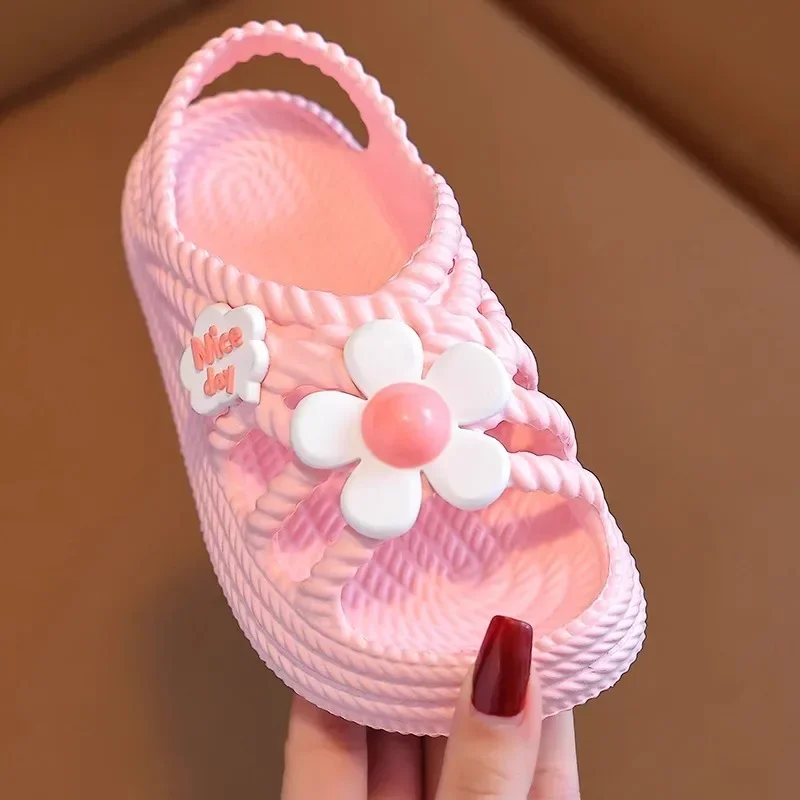 

Уличные сандалии на мягкой подошве с противоскользящим покрытием. Новые летние детские сандалии 2025 года с ощущением «Step-on-Poop» — пляжная обувь для девочек.