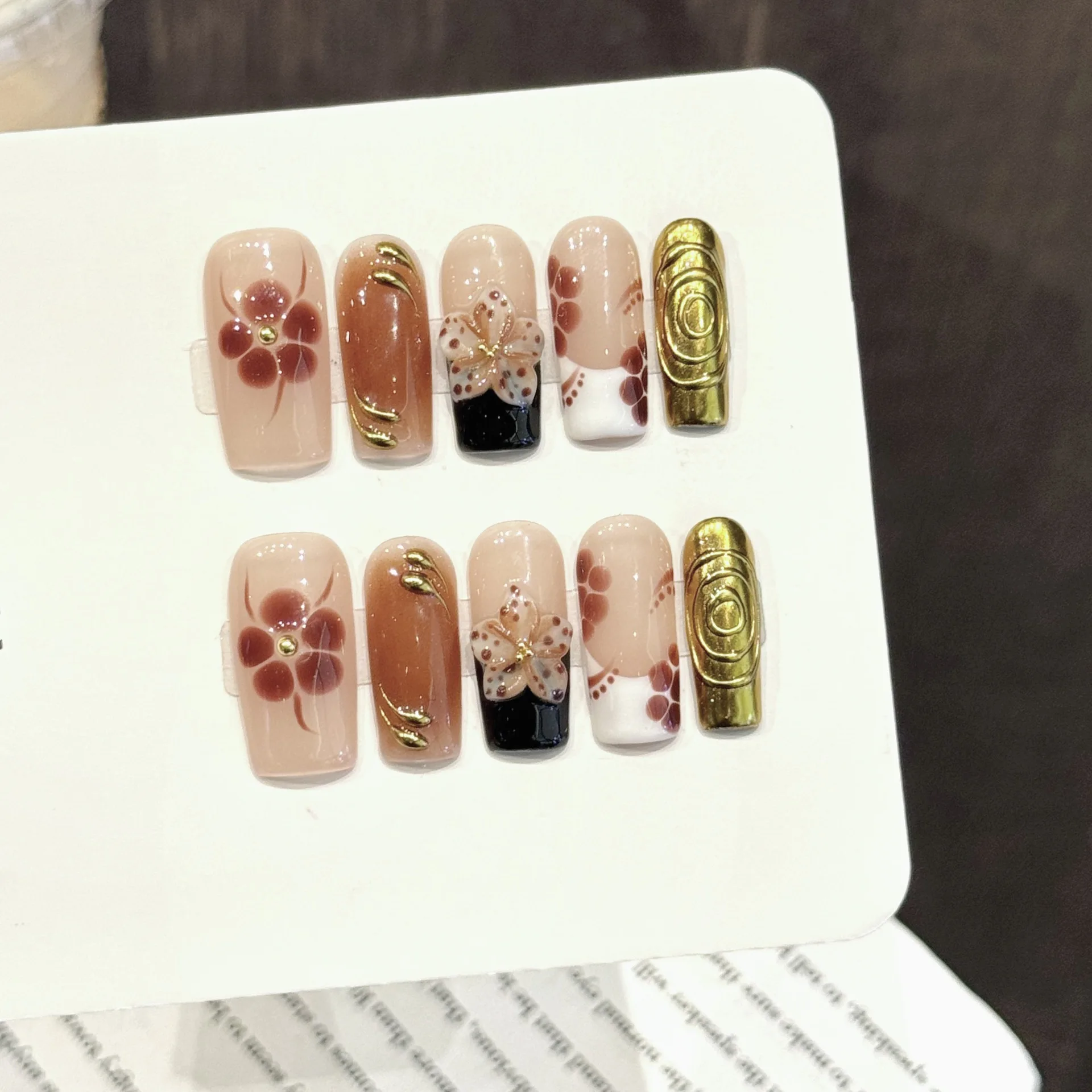 

10pcs Brown 3D Carving Flower Press On Nails Retro Light Luxury Fake Nails Mid-length Coffin French Style Handmade False Nails