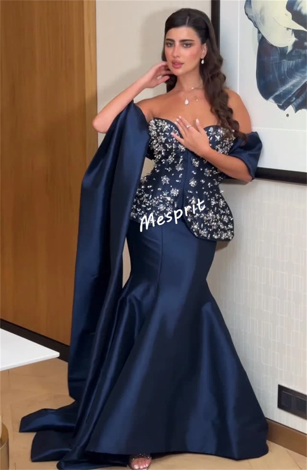 ชุดราตรีหรูหราสำหรับผู้หญิง ออกแบบพิเศษ ประดับด้วยคริสตัลและกลิตเตอร์ ทรงเมอร์เมด คอวี ยาวกรอมพื้น เหมาะสำหรับงานพิเศษ งานหมั้น