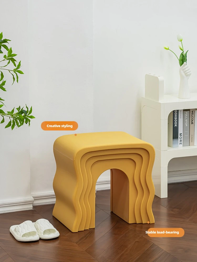 طاولة قهوة صغيرة ذات لون كريمي بسيطة مع حواف متموجة مناسبة لمدخل المنزل وتغيير الأحذية ومقاعد تزيين البراز