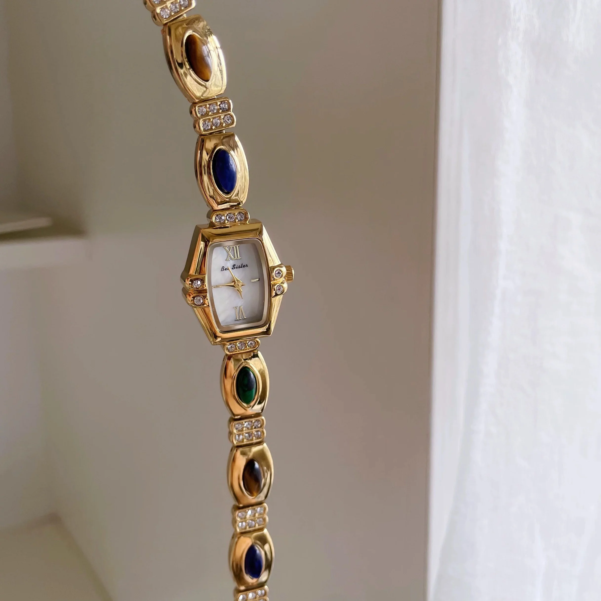Retro-style antique-style colorful stone tonneau-shaped small dial women's watch bracelet watch birthday gift for ladies.