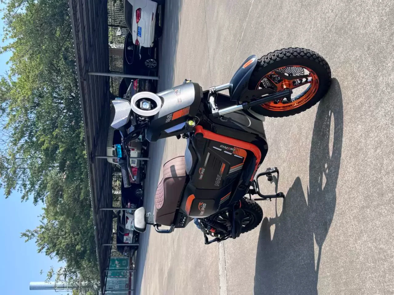 2000W 60V 30Ah electric scooter with a large-capacity storage compartment and 12-inch tires.60km/h