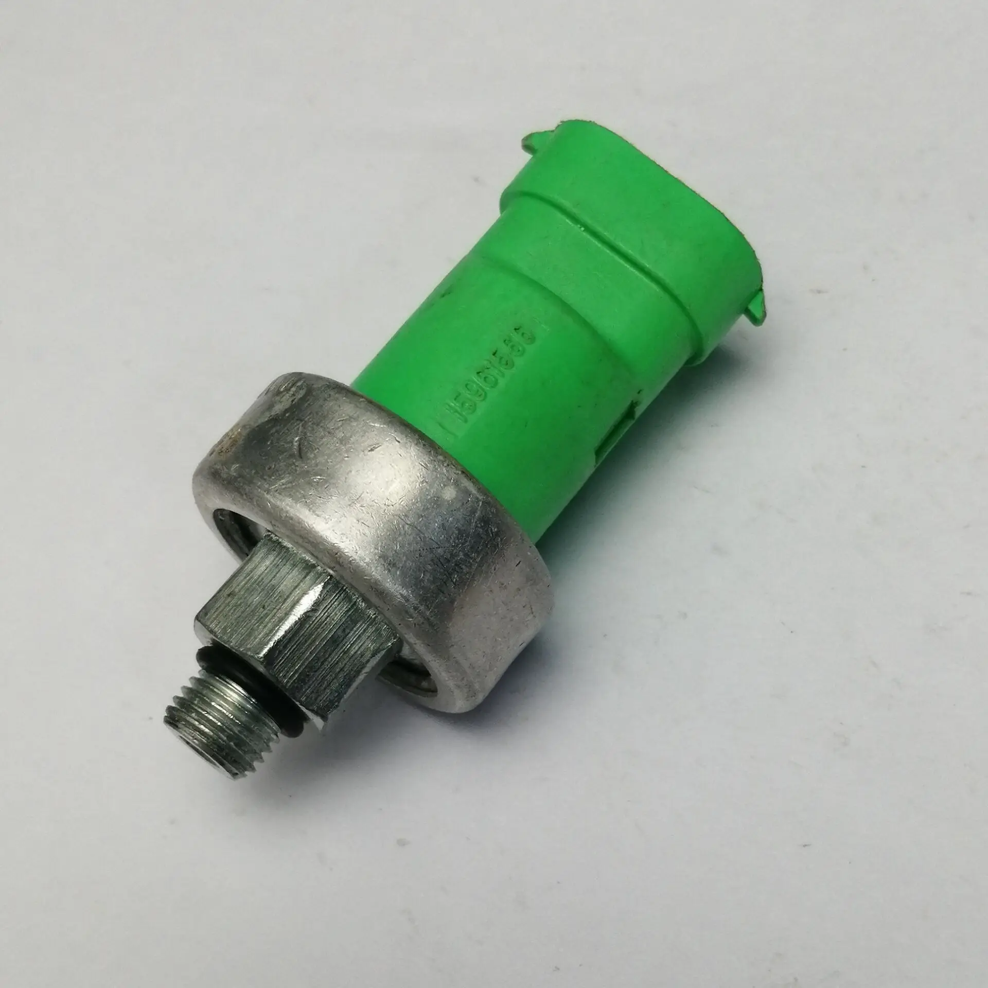 

15961566 Suitable for parking brake pump brake steering pressure switch sensor ，Random Color