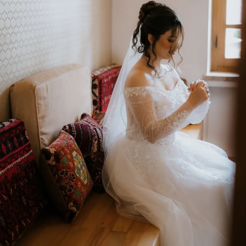 

Customized simple Shining white Ball Gown Royal Wedding Dresses Lace layering applique 3D flower Long tail Made Robe De