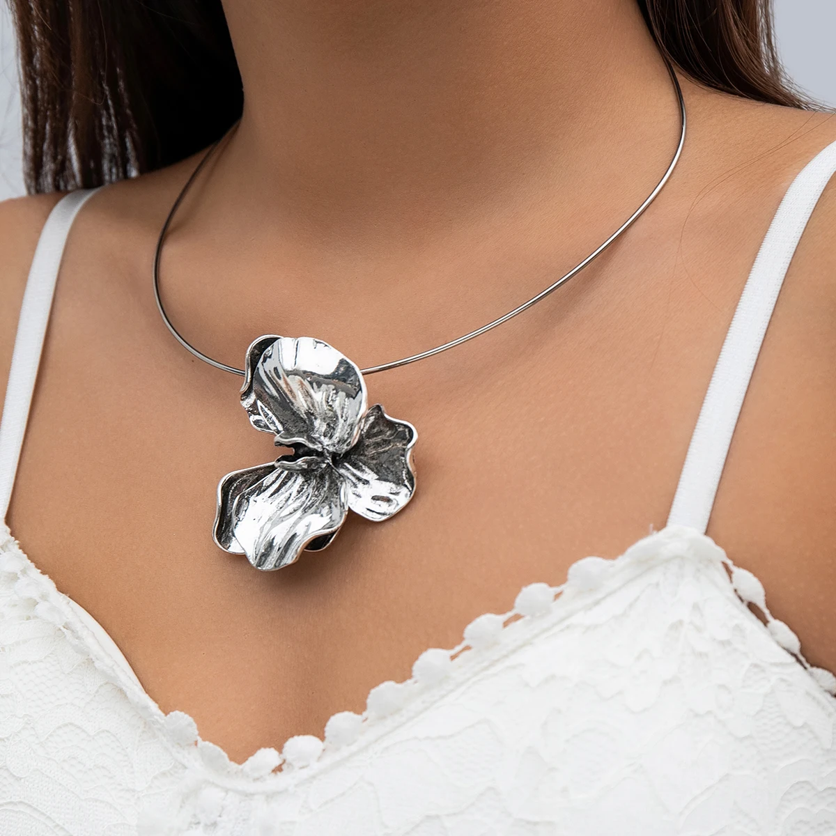 Salircon Punk Geometric Liquid Metal Petal Clavicle Necklace Simple Metal Ring Collar Choker Women\'s Hip Hop Party Jewelry Gift