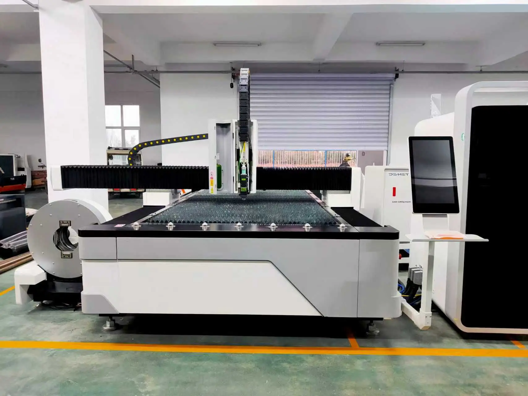 China factory price 1KW 1.5KW metal stainlesscarbon sheet fiber laser cutting machine