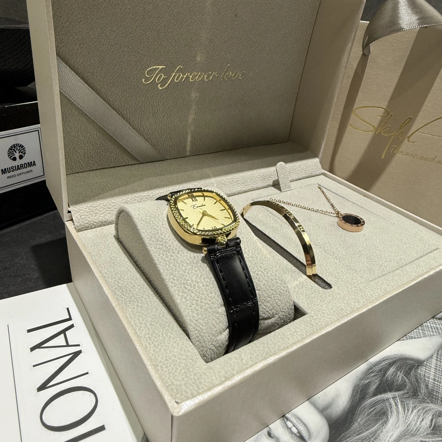 

2025 New Women's Watch Lightweight Luxury Mini Gold Dial Stylish Leather Strap Casual Office Fashion Chic Design