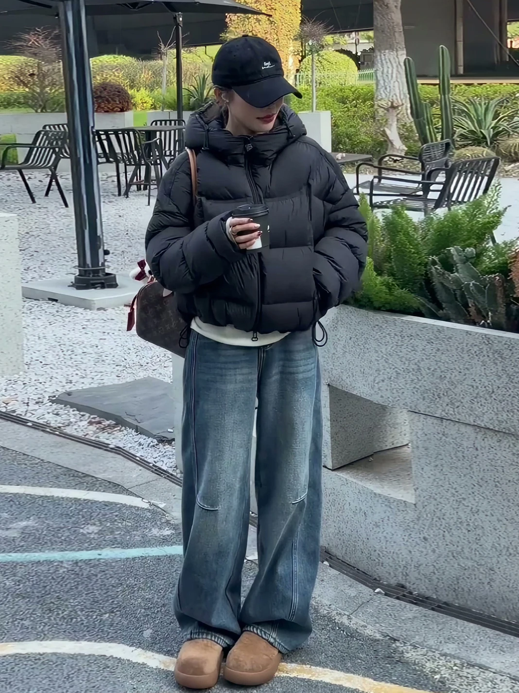 

Черная короткая пуховая куртка для женщин, зимняя одежда 2025 года, новая супермодная утепленная куртка-облако с капюшоном, теплая верхняя одежда из пуха