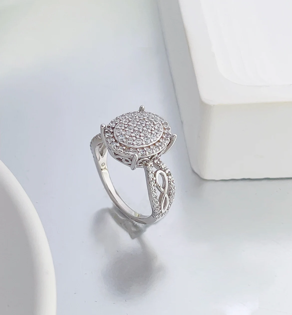

Cross-border micro-set zirconia full zirconium disc ring high-class sense of finger ring fashion versatile commuter jewelry