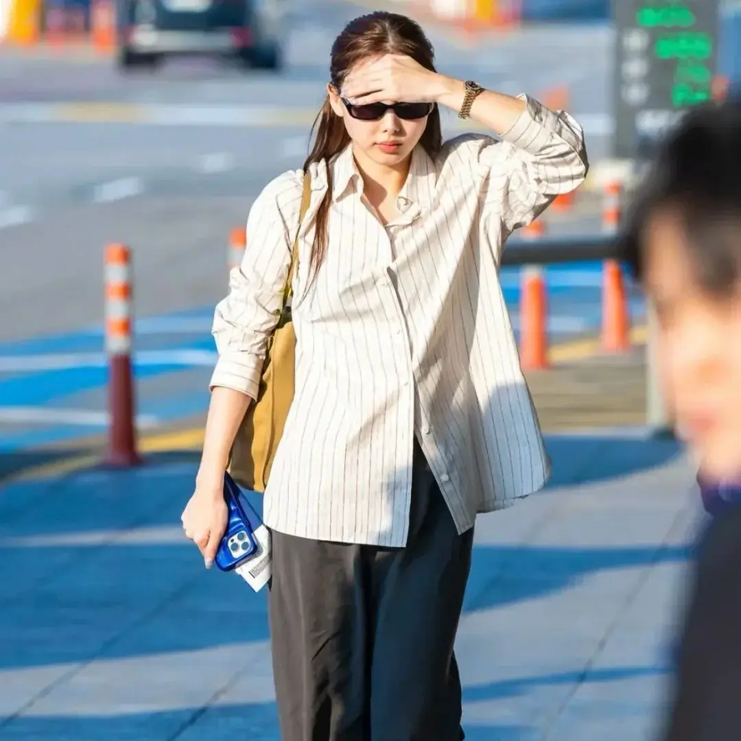 

Minimalist striped loose fitting shirt for women, old money, classic style, celebrity, same style shirt, pure cotton