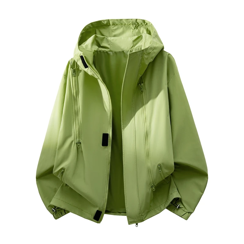 Übergrößen-Damen-Kurzjacke mit Kapuze für Outdoor-Aktivitäten, wasserdicht, winddicht, mit mehreren Reißverschlusstaschen, Klettverschluss-Details, locker geschnitten, für lässiges Wandern. – Detail 4