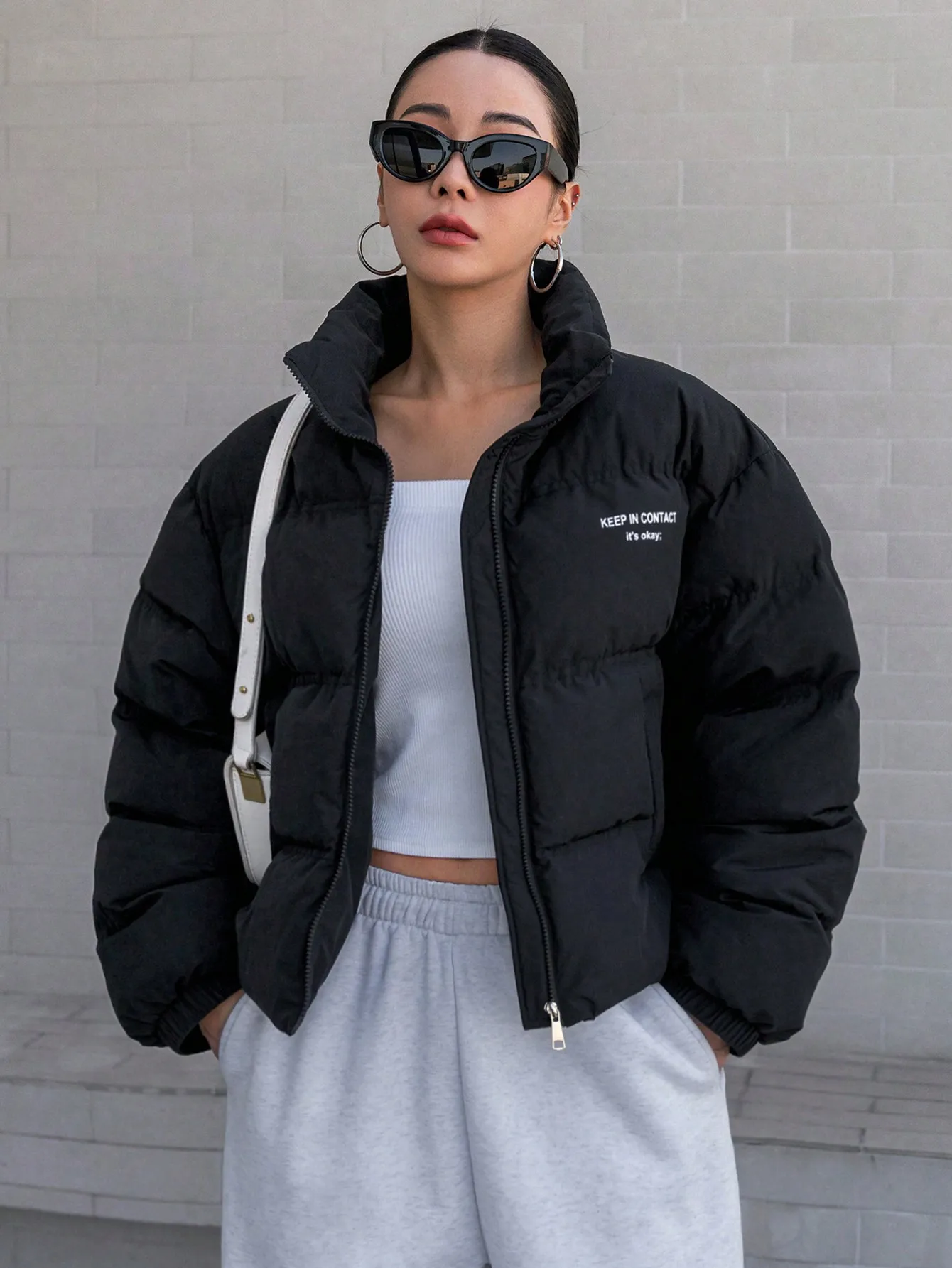 

Женская черная короткая куртка-пуховик с буквенным принтом, теплая и уютная зимняя уличная одежда