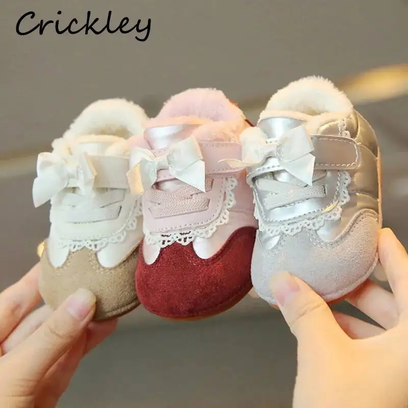 

Зимняя детская повседневная обувь с бантом и кружевом, теплая плюшевая обувь из искусственной кожи с крючками, кроссовки для маленьких девочек, мягкая противоскользящая детская спортивная обувь для малышей