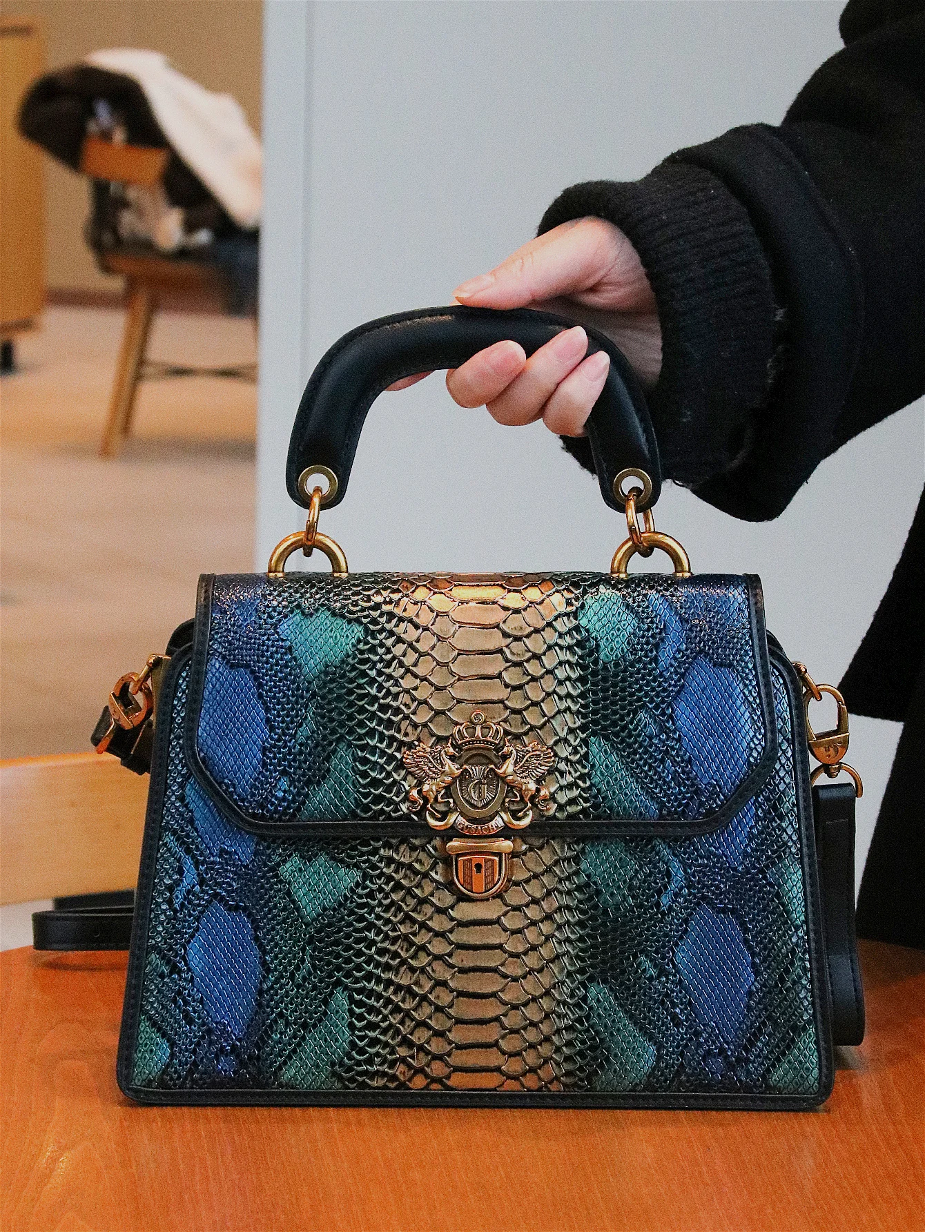 High-end customized 2024 new retro women\'s bag, fashion trend heavy industry luxury blue gold snake pattern lock handbag mature