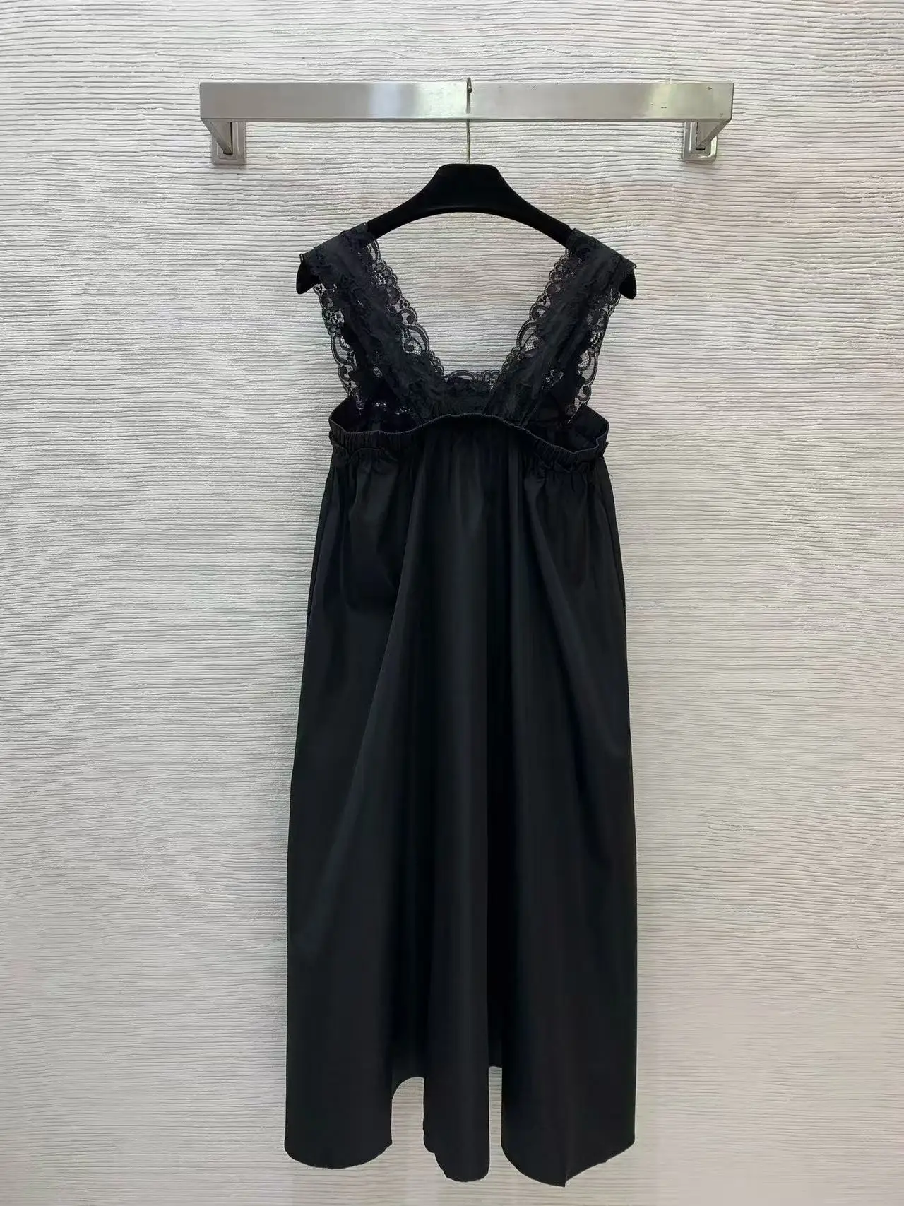 Französisches Spitzenkleid mit V-Ausschnitt, Metall-Logo, locker sitzendes langes Neckholder-Kleid - elegantes und stilvolles Abendkleid.