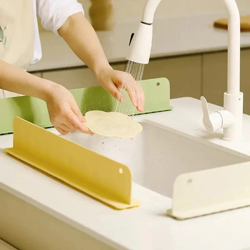 Silicone Anti Splash Sink Guard  With Suction Cups, Water Baffle Blocks Splashes To Prevent Clothes Getting Wet While Washing