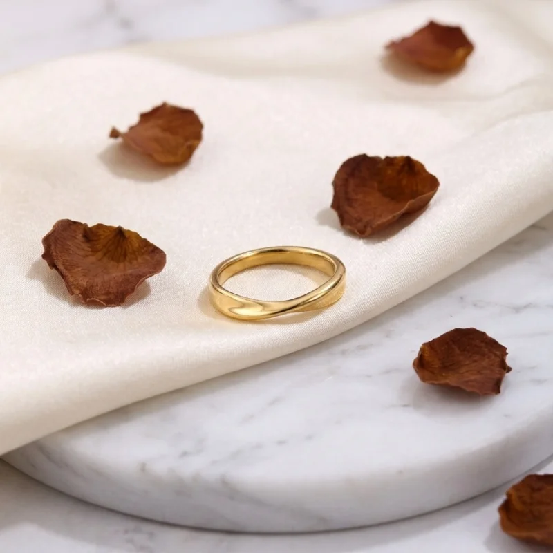 1 Piece of Stainless Steel Ring with 18K Gold Plating, Fashionable Smooth Twisted Design, Suitable for Women as a Versatile Basic Piece for Stacking, and Suitable for Various Occasions Such as Daily Wear, Dates, and Outings