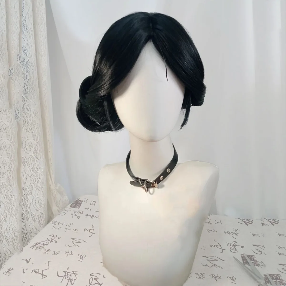 Peluca de cosplay Identity V Geisha Lady 13, peluca completa en blanco universal natural de pelo largo y liso con parte media
