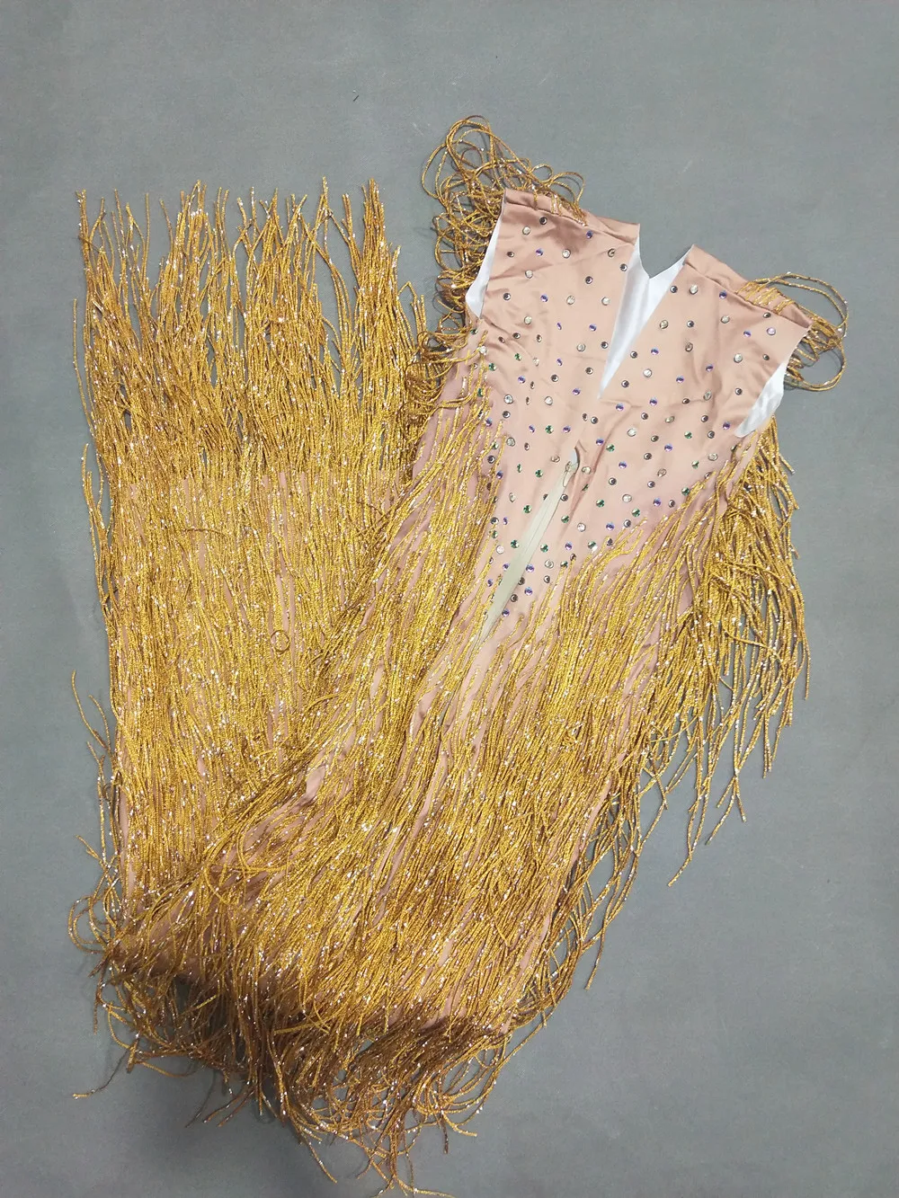 พู่ทองคริสตัลแขนกุดชุดยาวเซ็กซี่ Club Party Stage Performance เสื้อผ้านักร้องคอนเสิร์ต Fringe เครื่องแต่งกาย